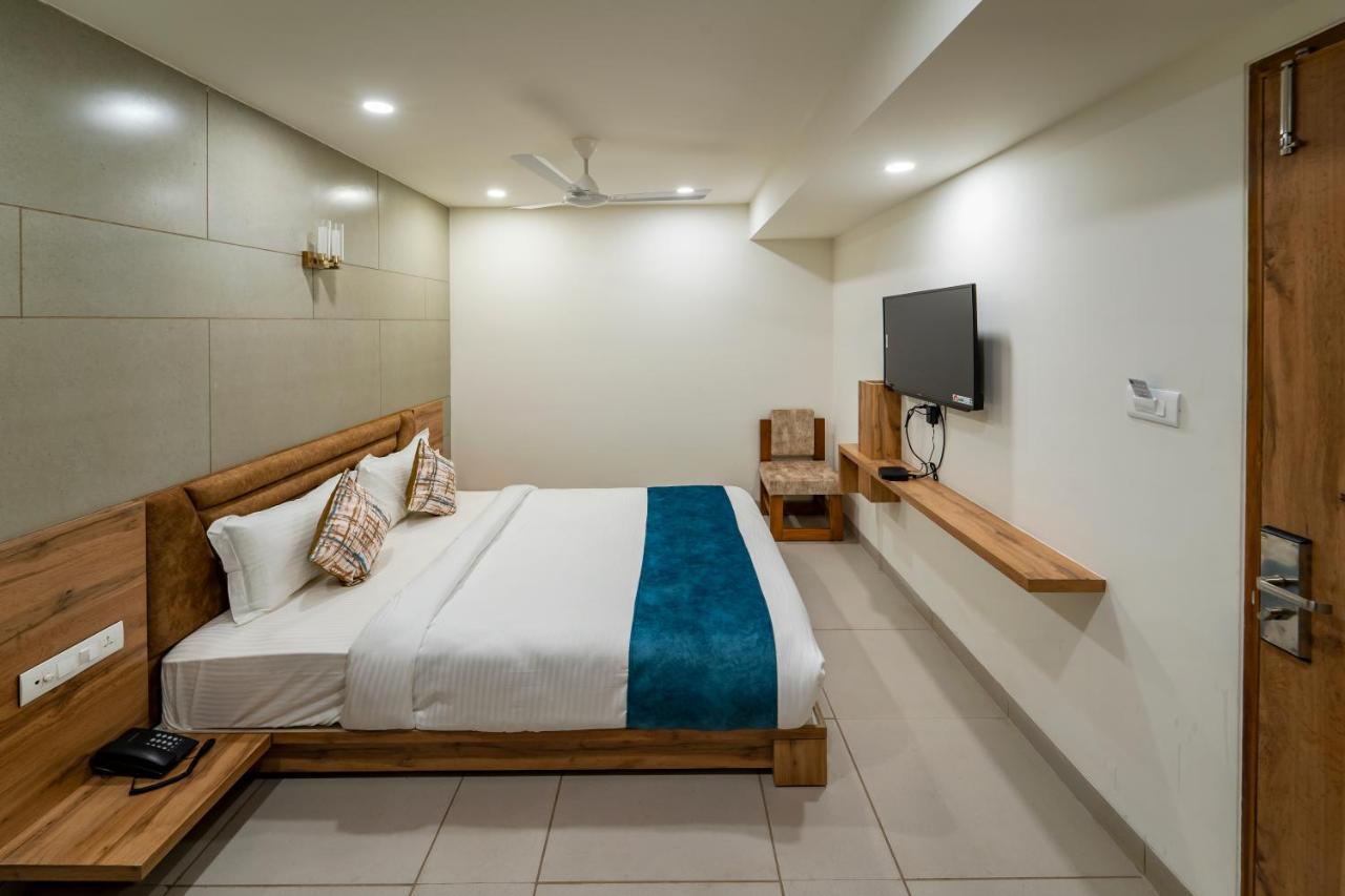 Hotel Pleasant Lake Ahmedabad Luaran gambar