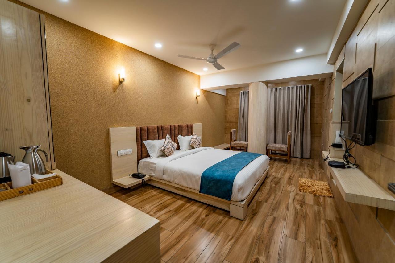 Hotel Pleasant Lake Ahmedabad Luaran gambar