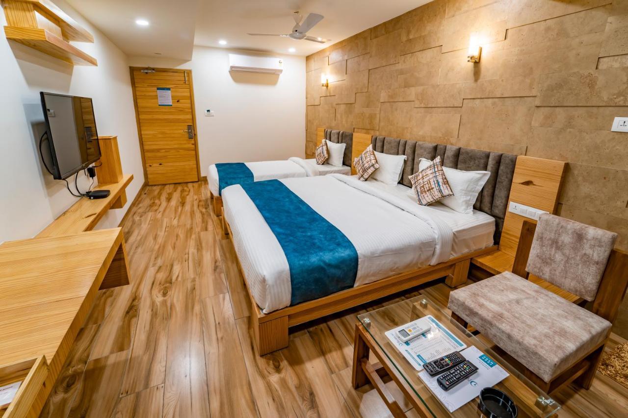 Hotel Pleasant Lake Ahmedabad Luaran gambar