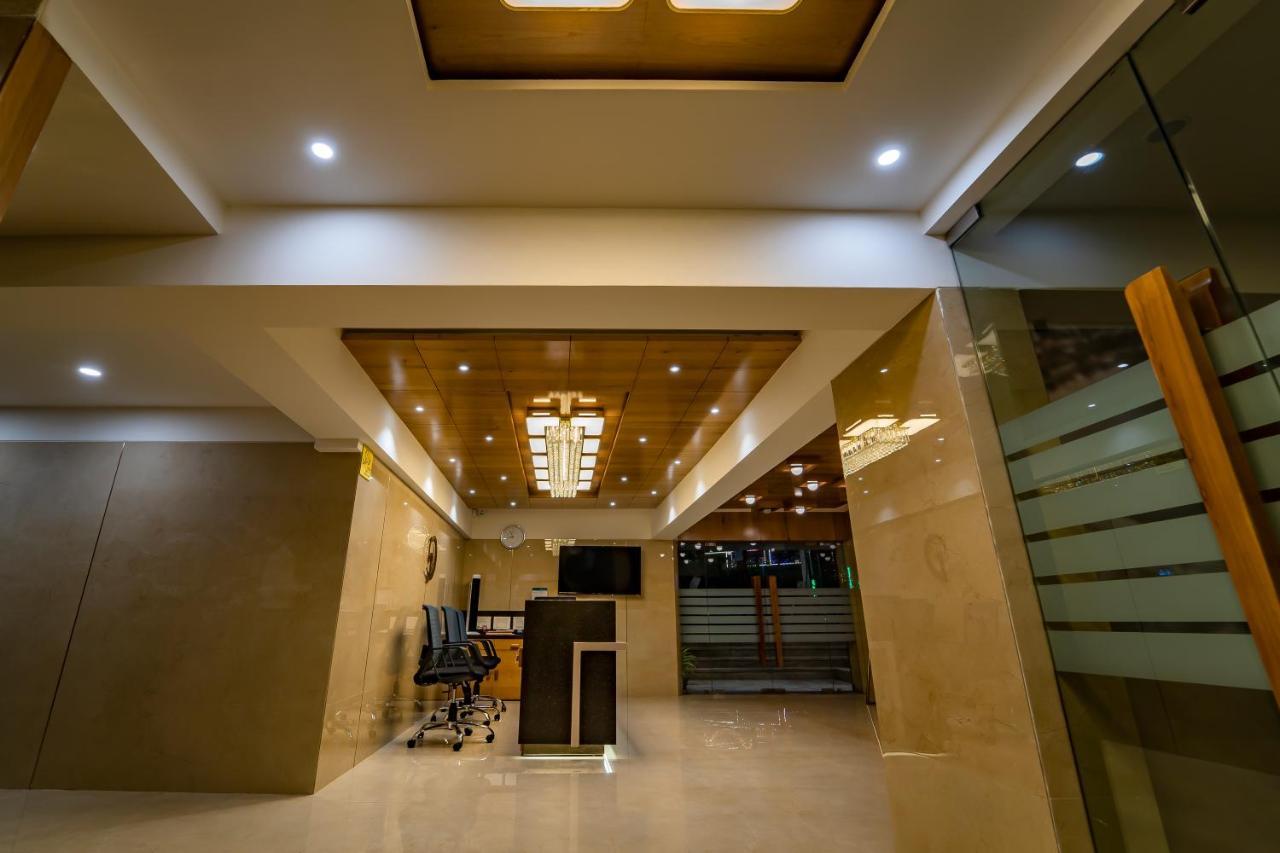 Hotel Pleasant Lake Ahmedabad Luaran gambar