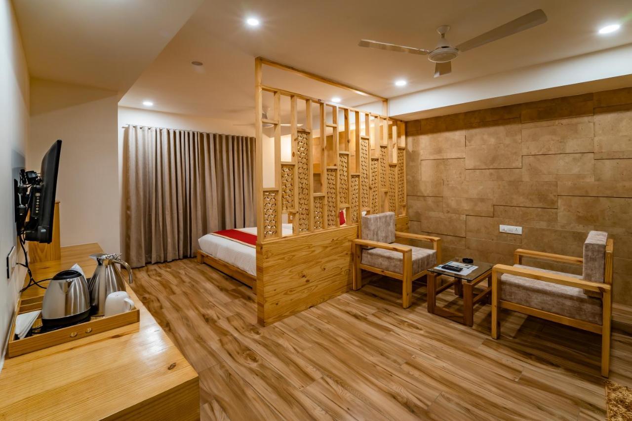 Hotel Pleasant Lake Ahmedabad Luaran gambar