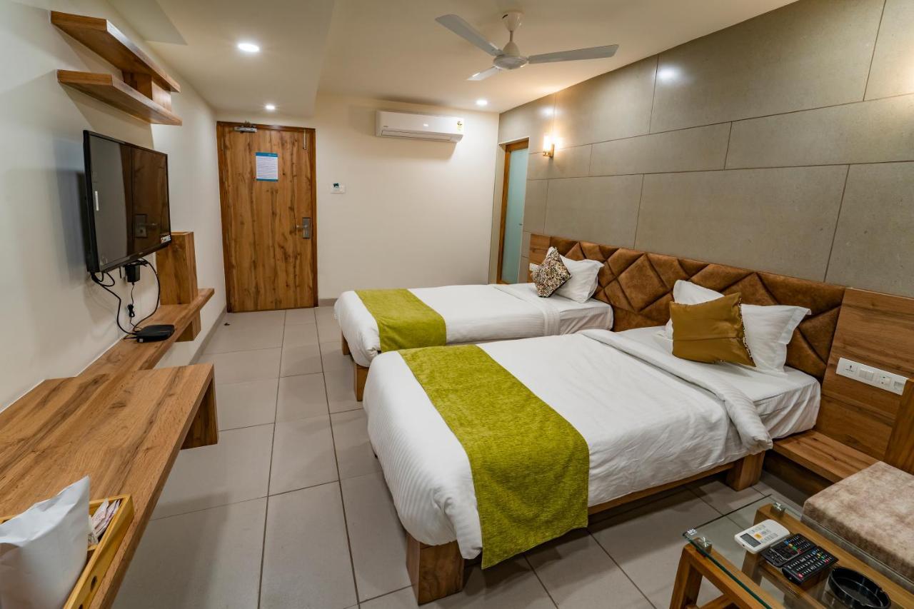 Hotel Pleasant Lake Ahmedabad Luaran gambar