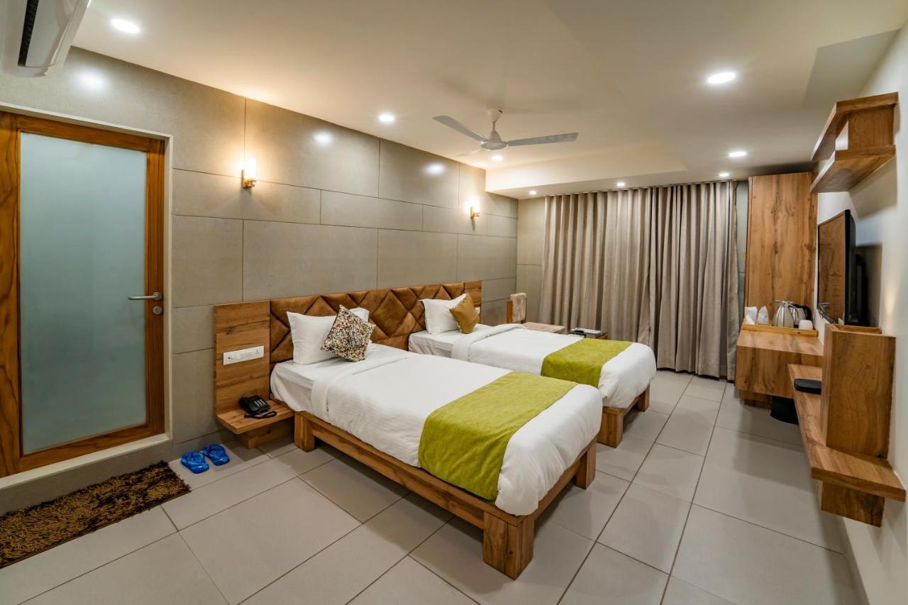 Hotel Pleasant Lake Ahmedabad Luaran gambar