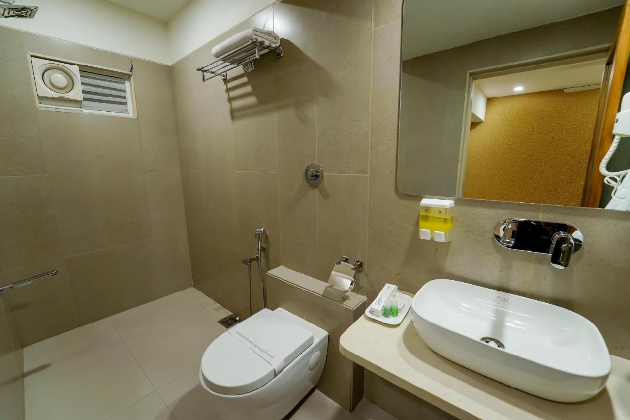 Hotel Pleasant Lake Ahmedabad Luaran gambar