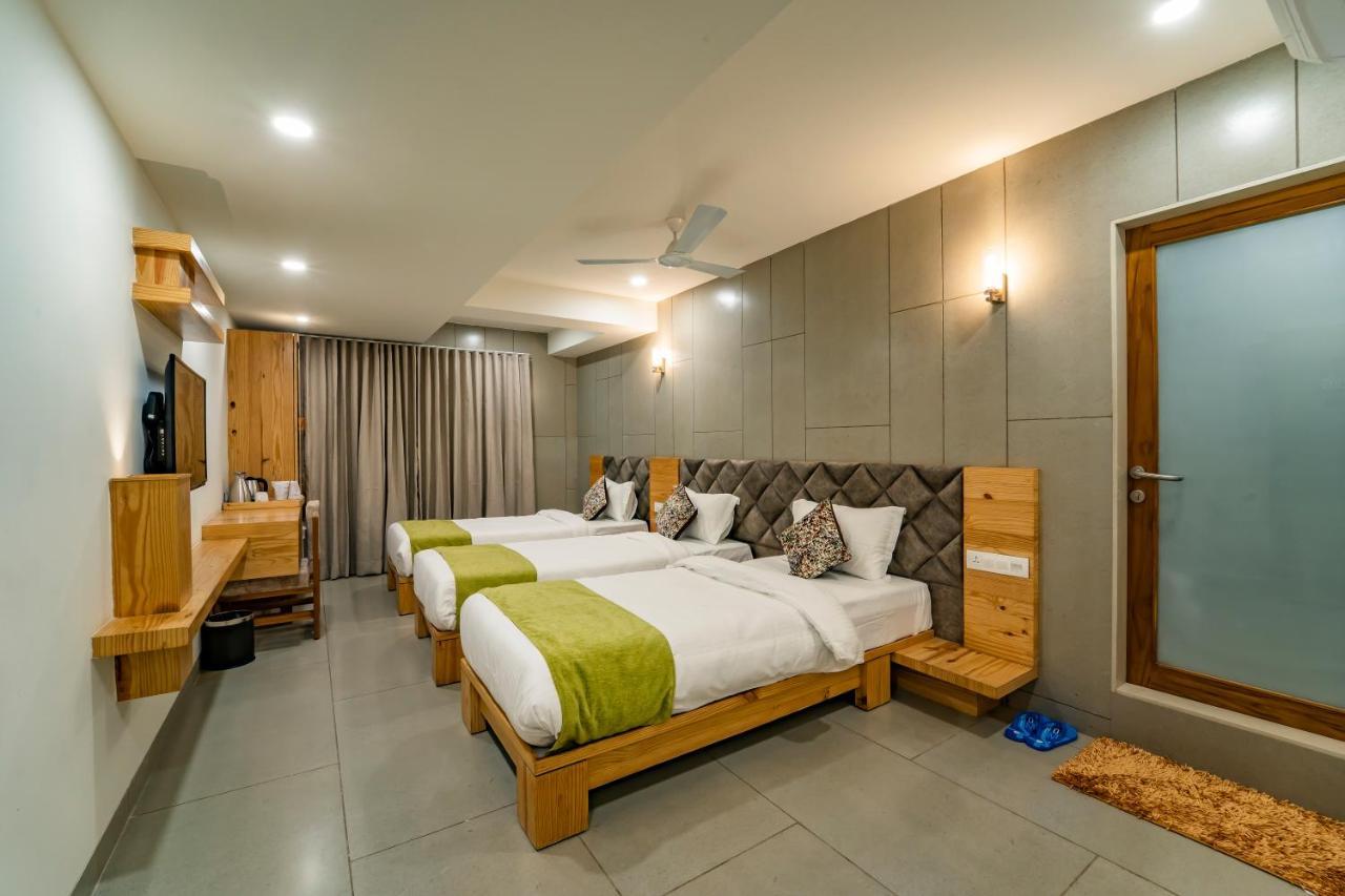 Hotel Pleasant Lake Ahmedabad Luaran gambar