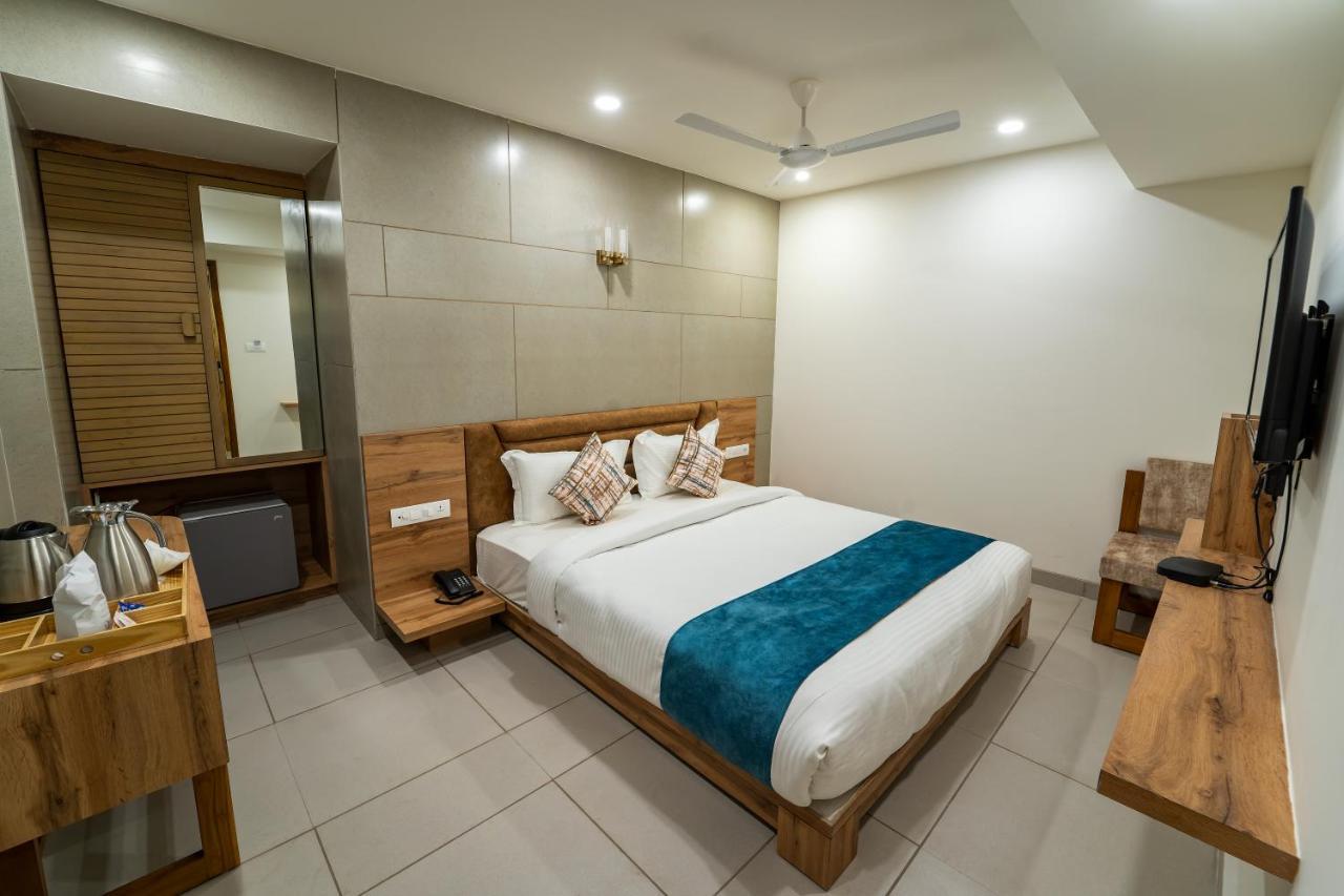 Hotel Pleasant Lake Ahmedabad Luaran gambar