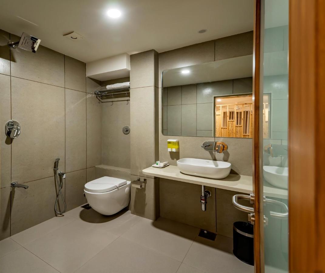 Hotel Pleasant Lake Ahmedabad Luaran gambar
