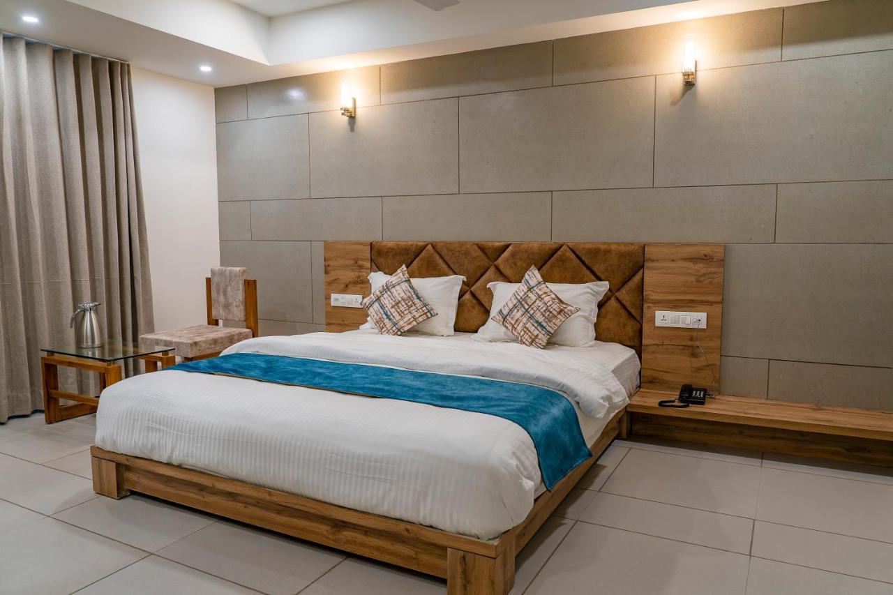 Hotel Pleasant Lake Ahmedabad Luaran gambar