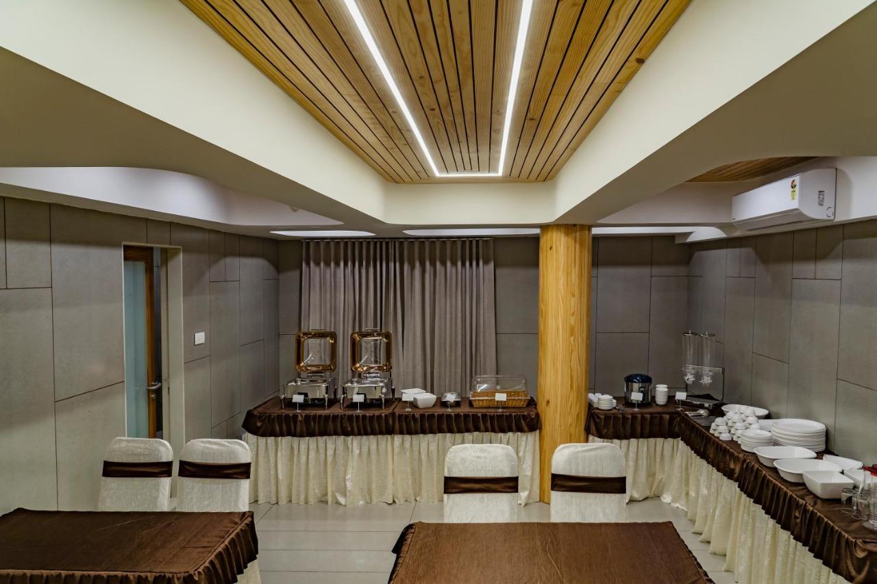 Hotel Pleasant Lake Ahmedabad Luaran gambar